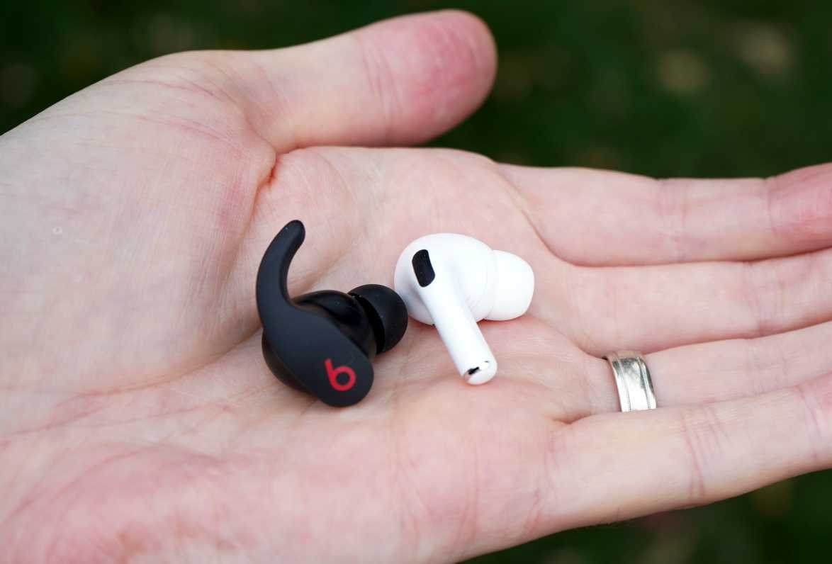 So sánh tai nghe Beats với AirPods